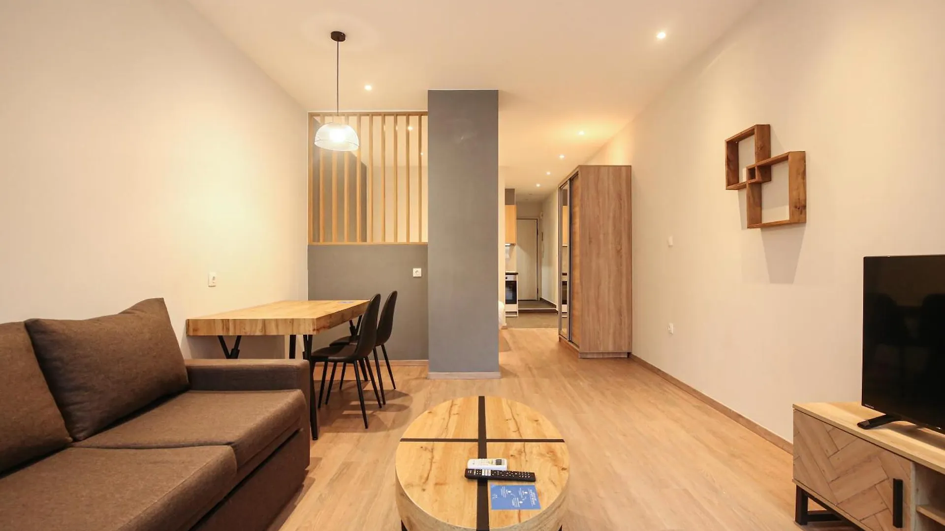 Palama Vibes By Proliving Hospitality テッサロニキ アパート